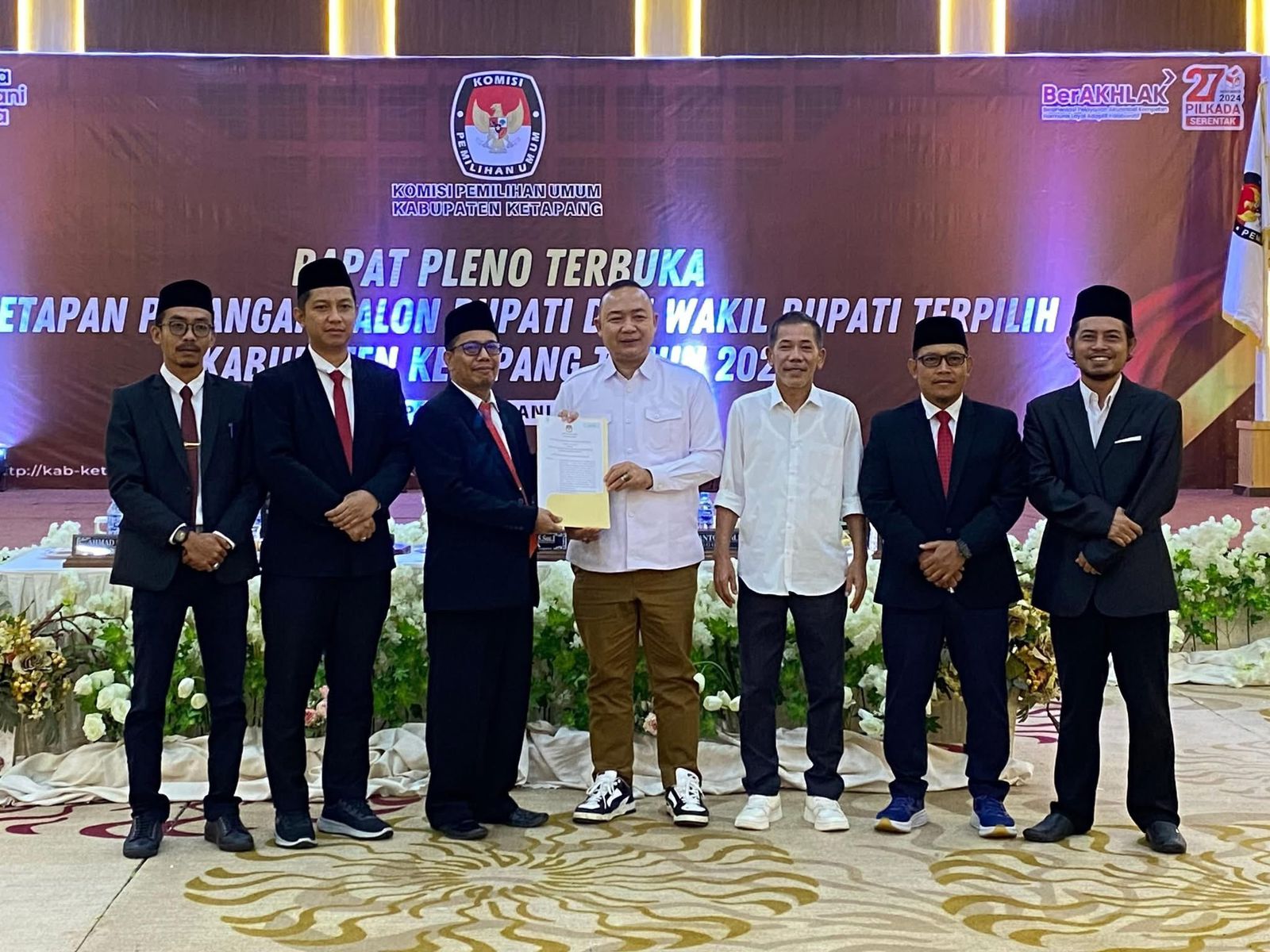 BUPATI TERPILIH: Alexander Wilyo dan Jamhuri Amir menerima SK penetapan Bupati dan Wakil Bupati Ketapang terpilih dari KPU Ketapang, Kamis (9/1).
