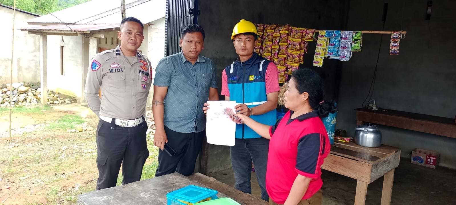 DAMPINGI: Anggota Polsek Mempawah Hulu saat mendampingi PLN untuk menertibakan pemakaian listrik di wilayah Mempawah Hulu.