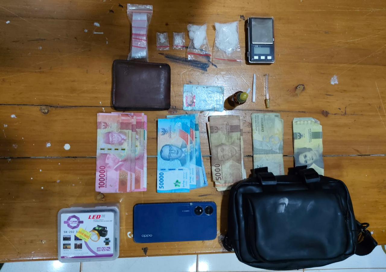 BARANG BUKTI: Barang bukti yang diamankan polisi dari seorang pengedar sabu di Kendawangan.