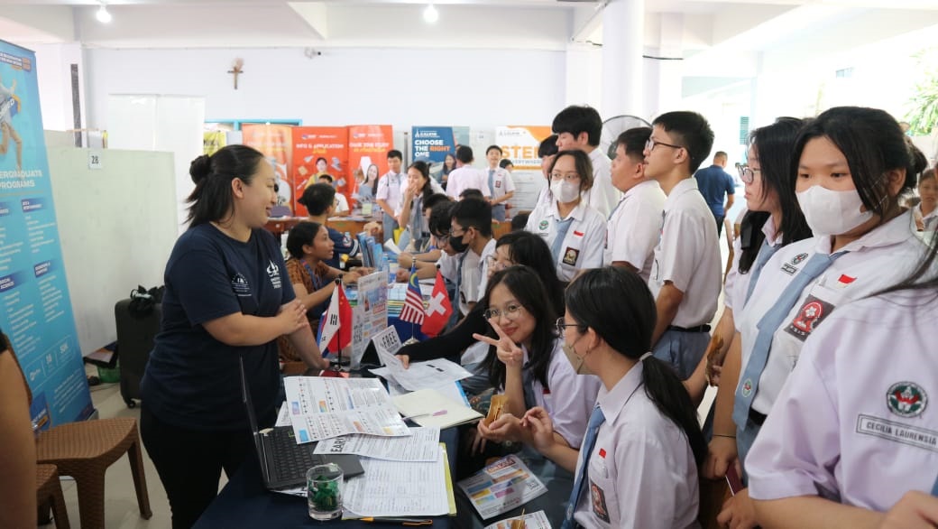 ANTUSIAS: Para pelajar antusias mengukuti Ekspo Pendidikan Tinggi SMA Santo Ignasius Singkawang 2025 yang menghadirkan berbagai perguruan tinggi terbaik dari dalam dan luar negeri.