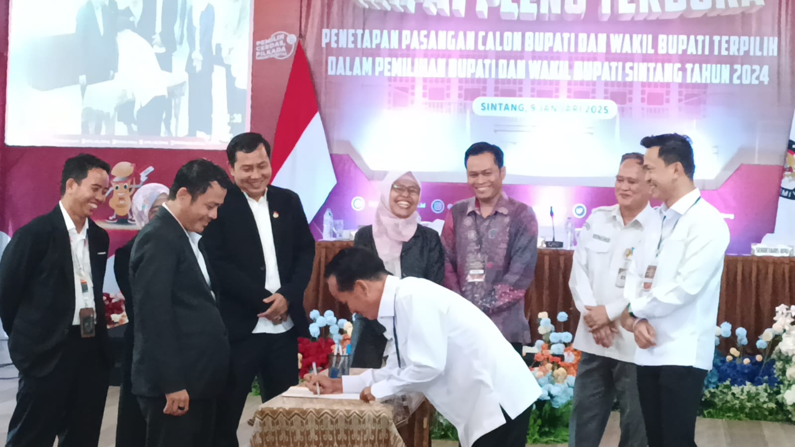 PLENO: KPU Kabupaten Sintang gelar rapat pleno terbuka umumkan pasangan Bala-Ronny sebagai Bupati dan Wakil Bupati Kabupaten Sintang terpilih periode 2025/2029.&nbsp;