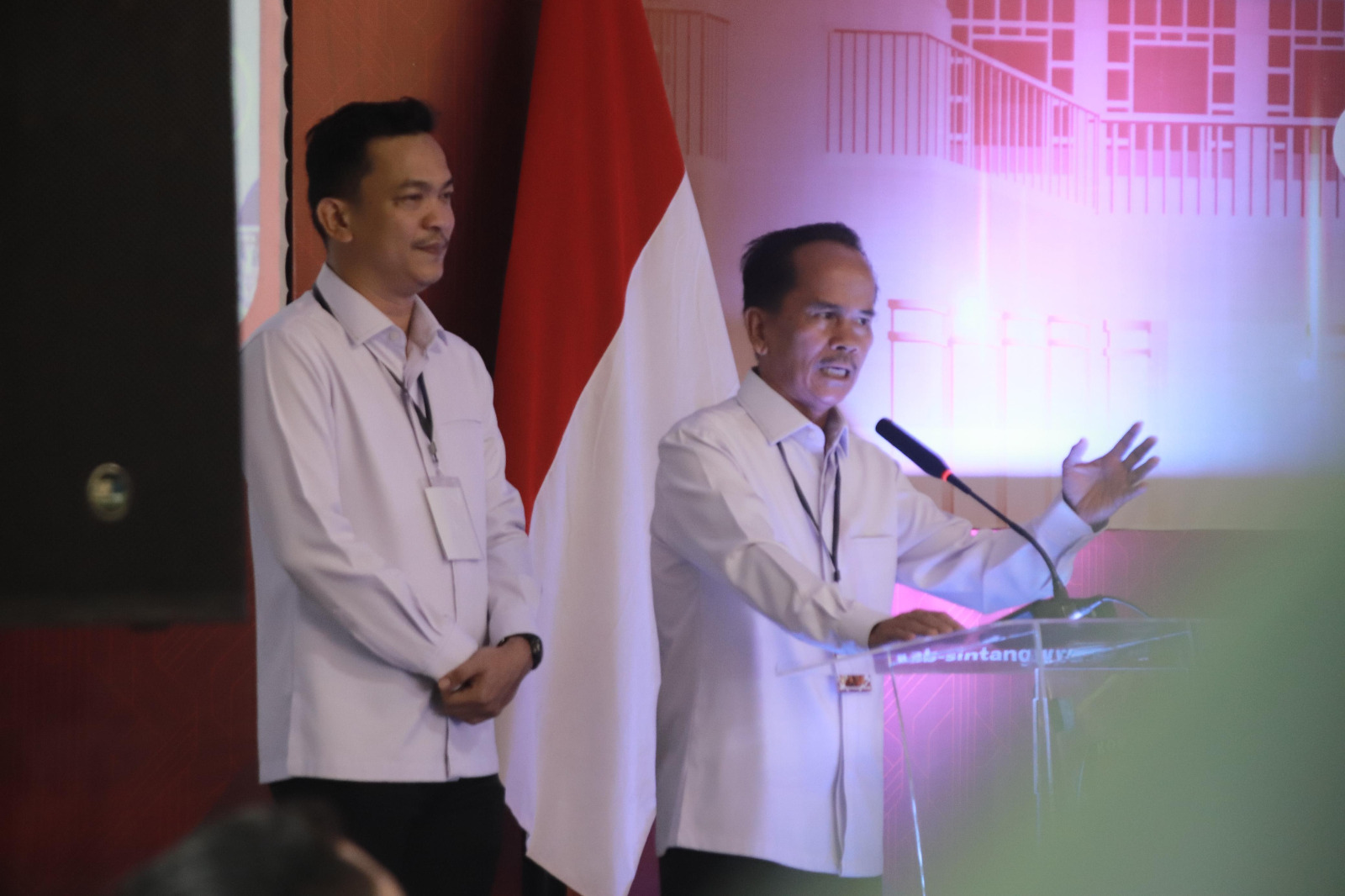 RESMI : Gregorius Herkulanus Bala dan Florensius Ronny ketika menyampaikan sambutan setelah resmi dinyatakan sebagai Bupati dan Wakil Bupati Sintang Periode 2025/2029.&nbsp;