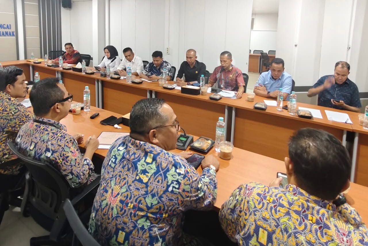 KOORDINASI: Anggota Komisi IV DPRD Ketapang berkoordinasi dengan Balai Wilayah Sungai Kalimantan 1 Pontianak membahas abrasi pantai di Ketapang, Rabu (8/1).