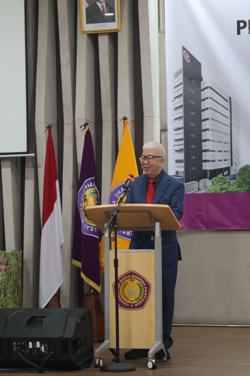 Ketua Yayasan Widya Dharma Pontianak Widjaja Tandra memberi sambutan pada pelantikan dekan Fakultas Bahasa Universitas Widya Dharma Pontianak Kamis, (9/1).