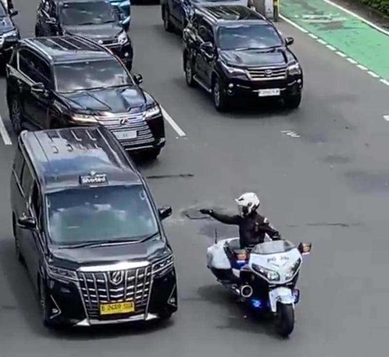viral di media sosial Mobil dengan pelat RI 36&nbsp;melintas di tengah kemacetan dikawal Patwal.