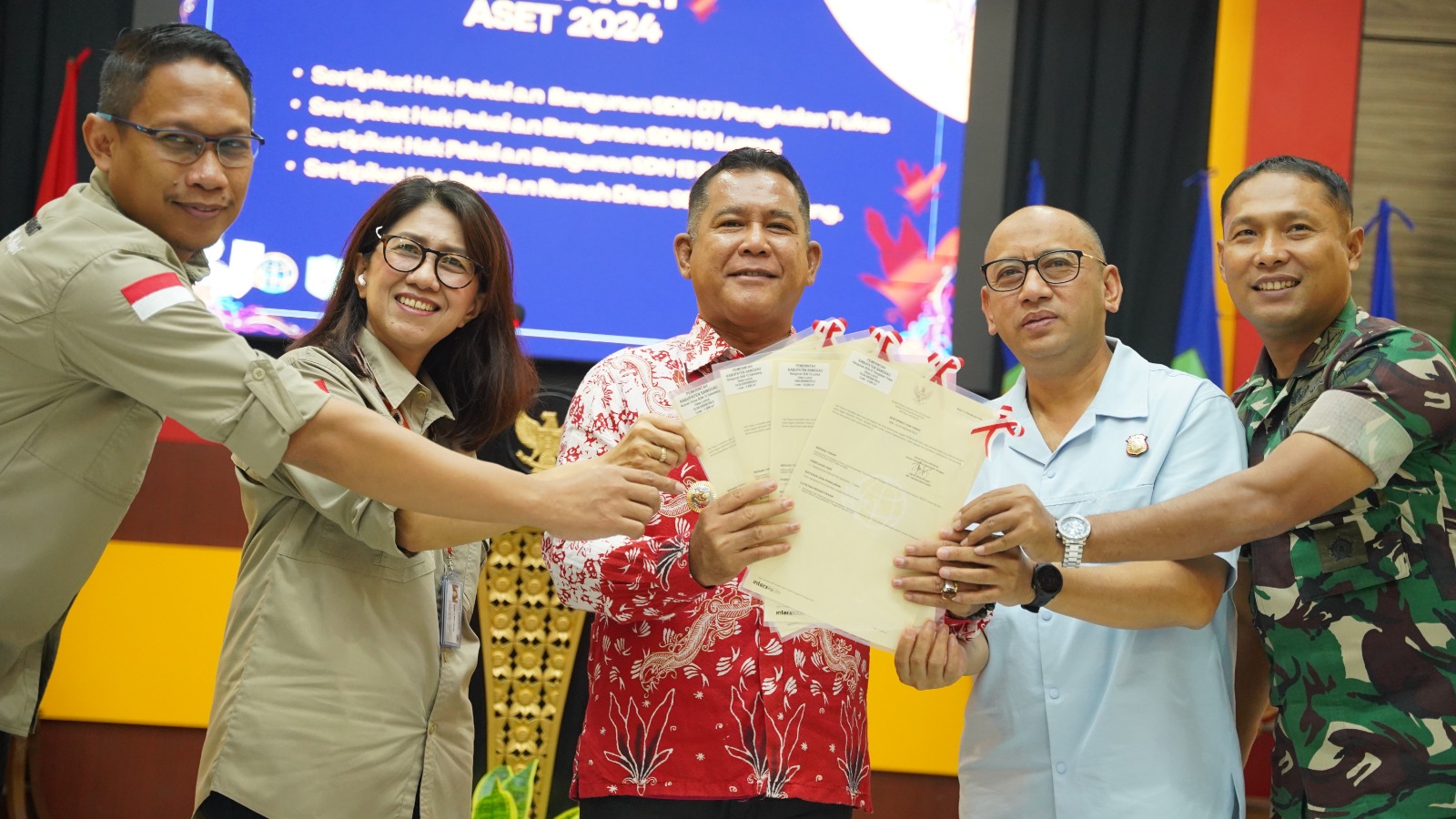 DIABADIKAN: Pj Bupati Sanggau bersama Kajari Sanggau serta Kepala Kantor Wilayah Badan Pertanahan Nasional Provinsi Kalimantan Barat diabadikan di acara penyerahan sertifikat tanah, Kamis (9/1) siang.