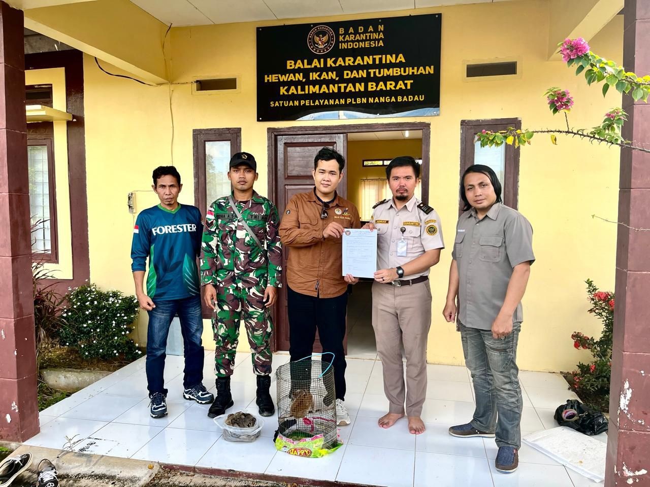 Penyerahan seekor Kukang yang siap dilepaskan ke habitatnya.