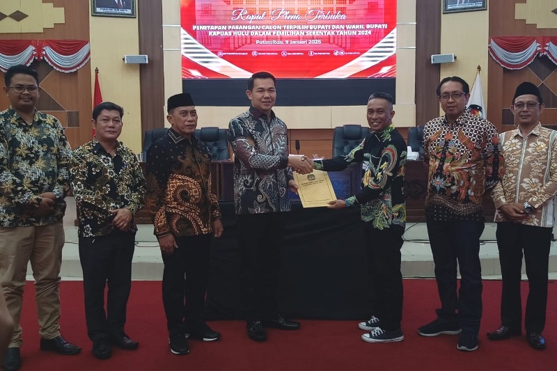 Ketua KPU Kapuas Hulu Mohammad Yusuf menyerahkan berita acara penetapan pasangan Bupati dan Wakil Bupati Kapuas Hulu terpilih kepada Fransiskus Diaan dan Sukardi.