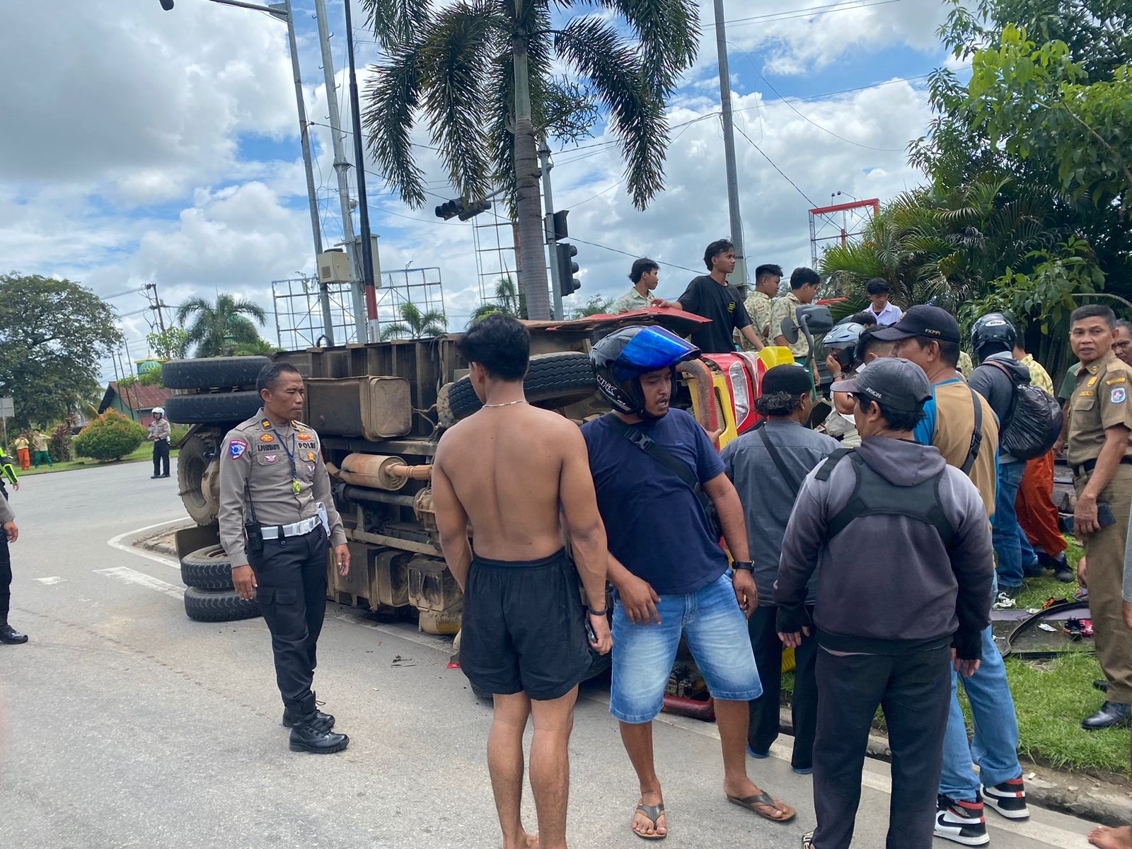 Sebuah truk terguling di Jalan Mayor Alianyang, Kecamatan Sungai Raya, Kubu Raya, pada Kamis (9/1) siang usai menabrak tiga sepeda motor.