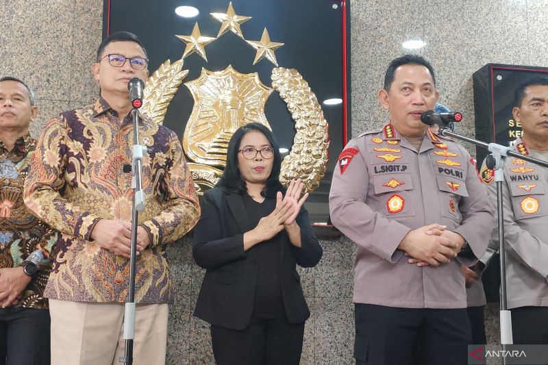 KOLABORASI: Kapolri Jenderal Polisi Listyo Sigit Prabowo dan Kepala BPOM Taruna Ikrar saat menyampaikan keterangan soal penindakan tegas terhadap mafia obat dan skincare, kemarin (10/1).
