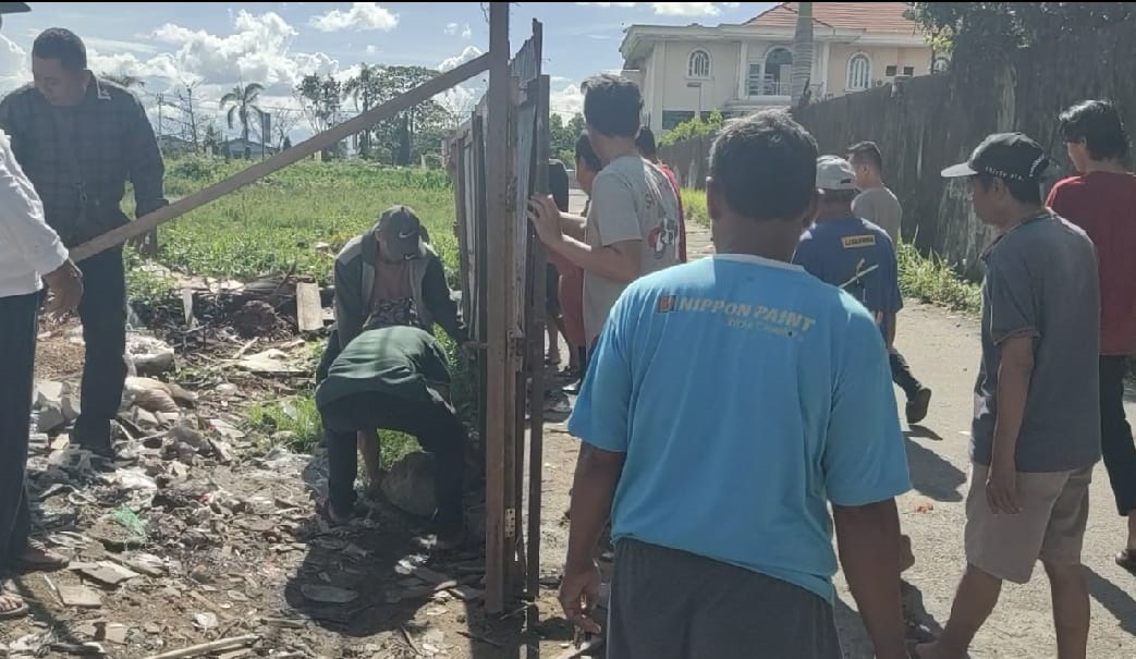 Sejumlah warga Jalan Siaga membuka paksa penutup jalan yang dipasang orang tak dikenal dan sepihak, Jumat siang (10/1).