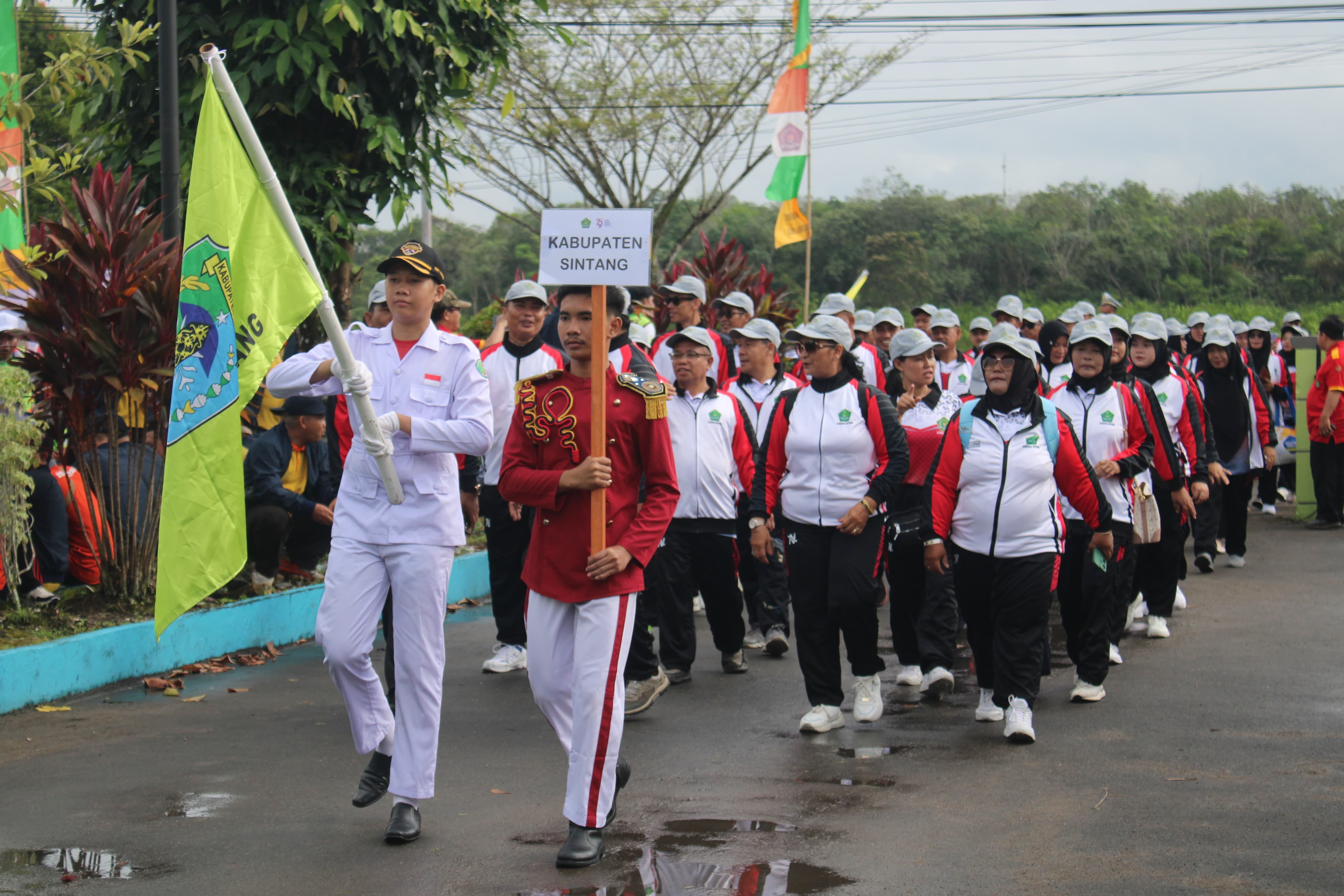 Kontingen Kemenag Kabupaten Sintang di Kegiatan Porda Peringatan Hari Amal Bhakti Kementerian Agama RI Ke 79 di Kabupaten Sambas.