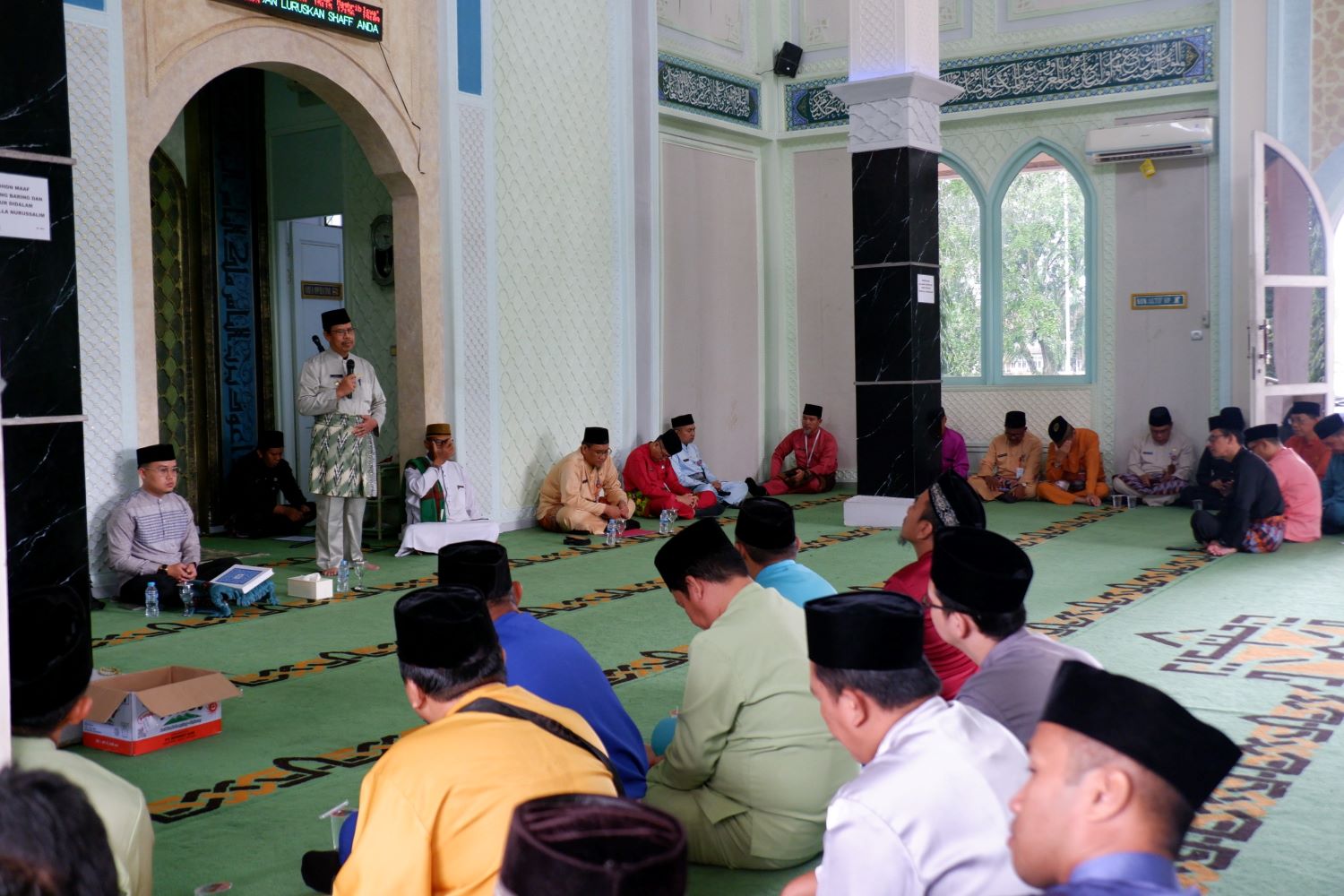 Pj Bupati Ismail saat menghadiri pengajian Jumat Pemkab Mempawah.