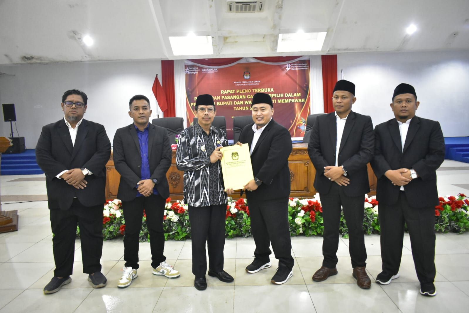 Ketua KPU menyerahkan salinan dokumen penetapan Bupati dan Wakil Bupati Terpilih kepada Pj Bupati Mempawah.