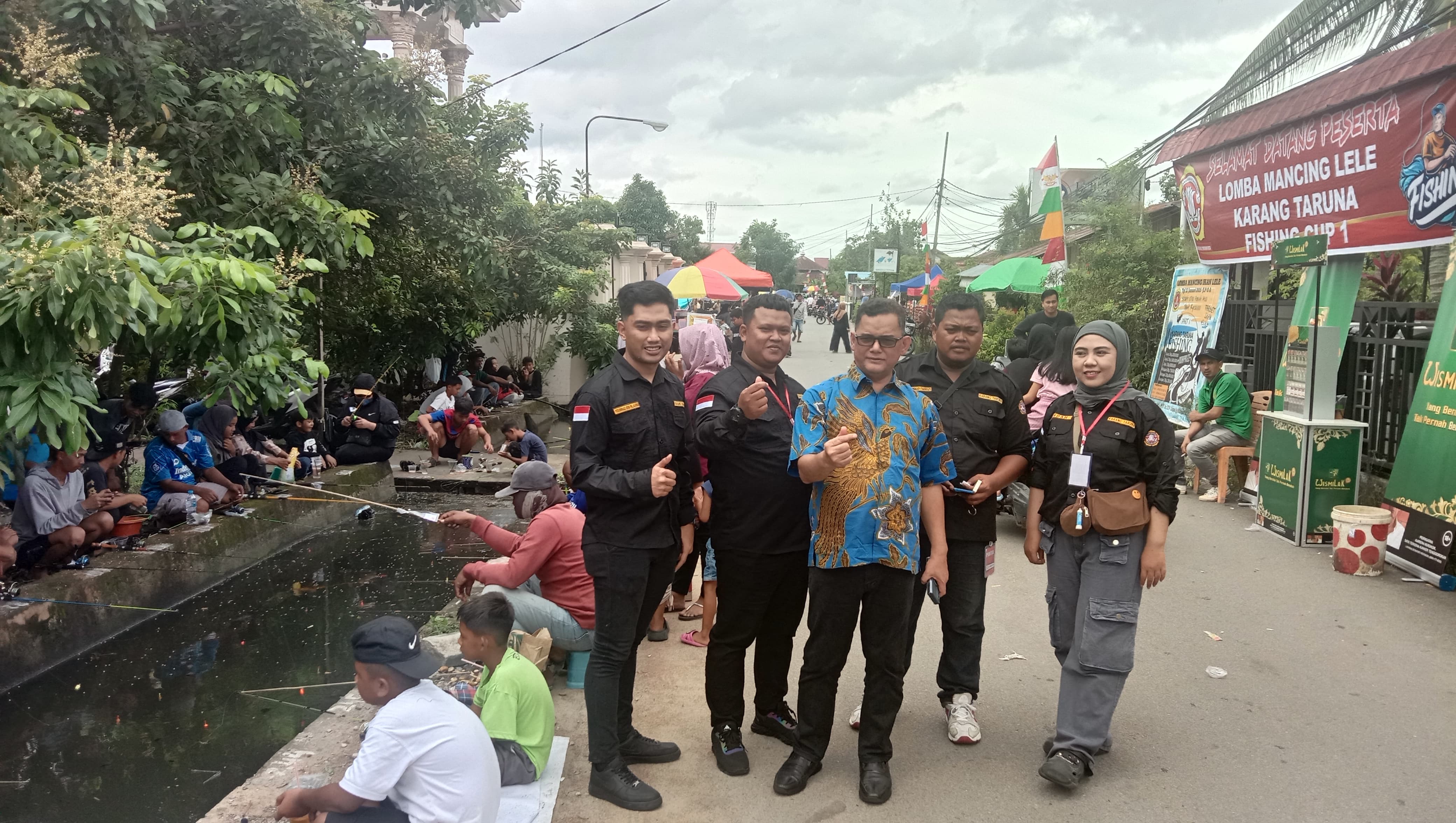 Anggota DPRD Provinsi Kalbar, Zulfydar Zaidar Mochtar saat melihat lomba memancing diGang Kemuning Kecamatan Pontianak Kota, Minggu (12/1).