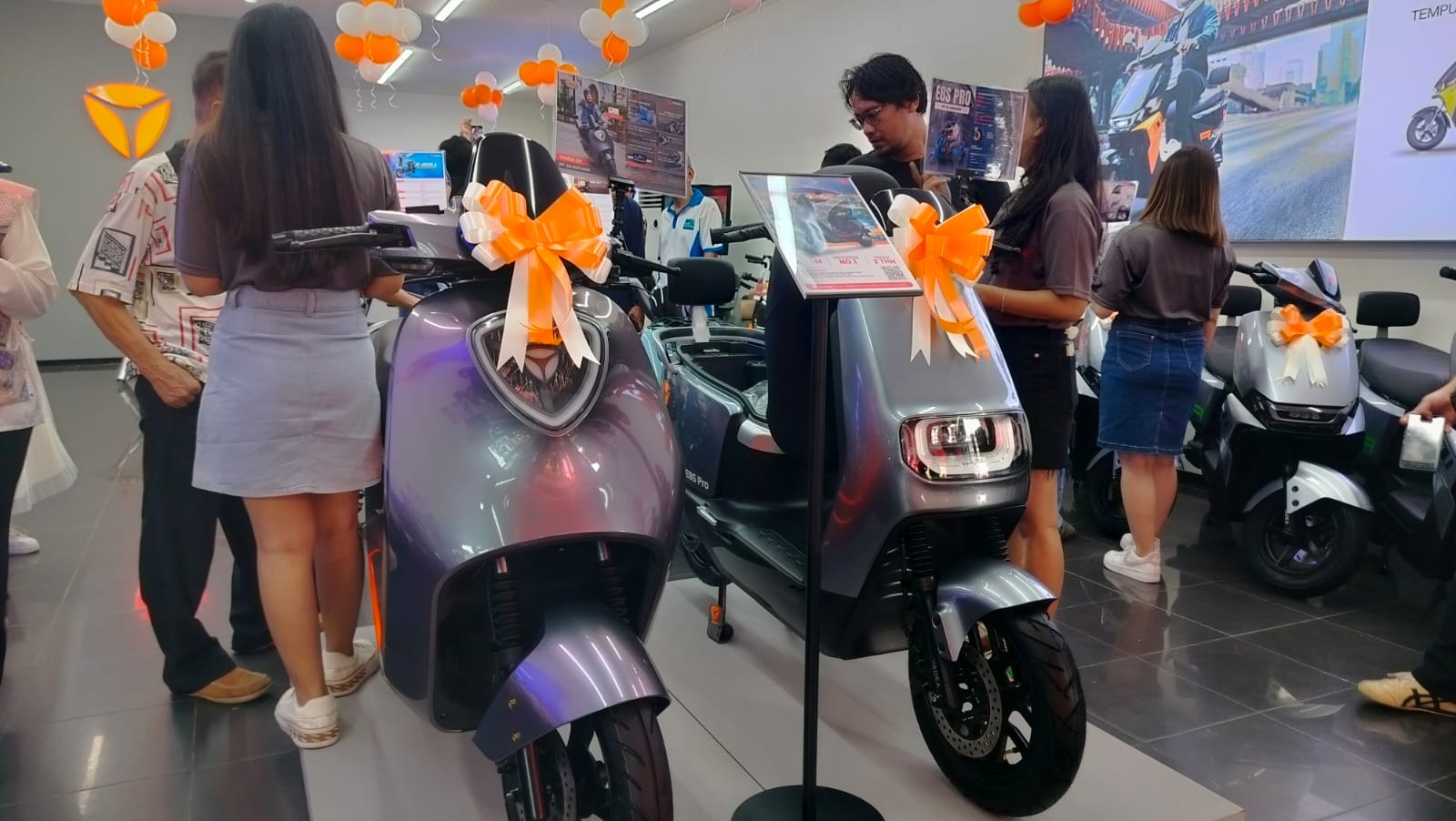 Customer saat melihat-lihat produk motor listrik di Showroom Yadea Pontianak.