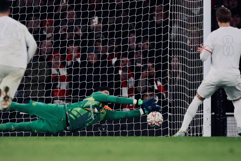 Aksi heroik penjaga gawang Manchester United, Altay Bayindir menggagalkan penalty kapten Arsenal Martin Odegaard dalam laga putaran ketiga Piala FA Minggu malam WIB.