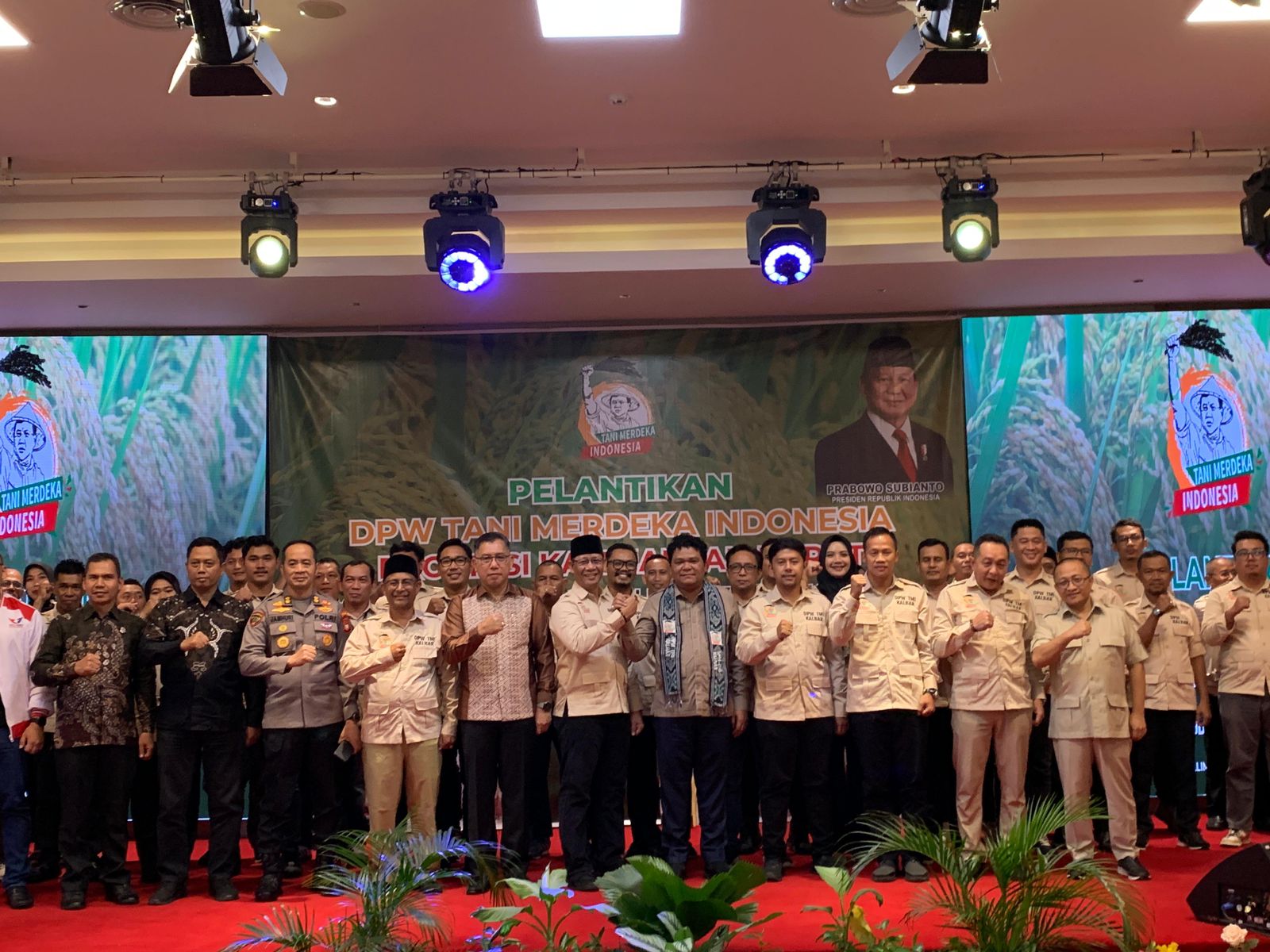 DPW TMI:&nbsp;Kepala Dinas Tanaman Pangan dan Hortikultura Kalbar, Florentinus Anum&nbsp;foto bersama usai mewakili pemprov menghadiri pengukuhan jajaran pengurus&nbsp;DPW&nbsp;TMI Kalbar, Sabtu (11/1).