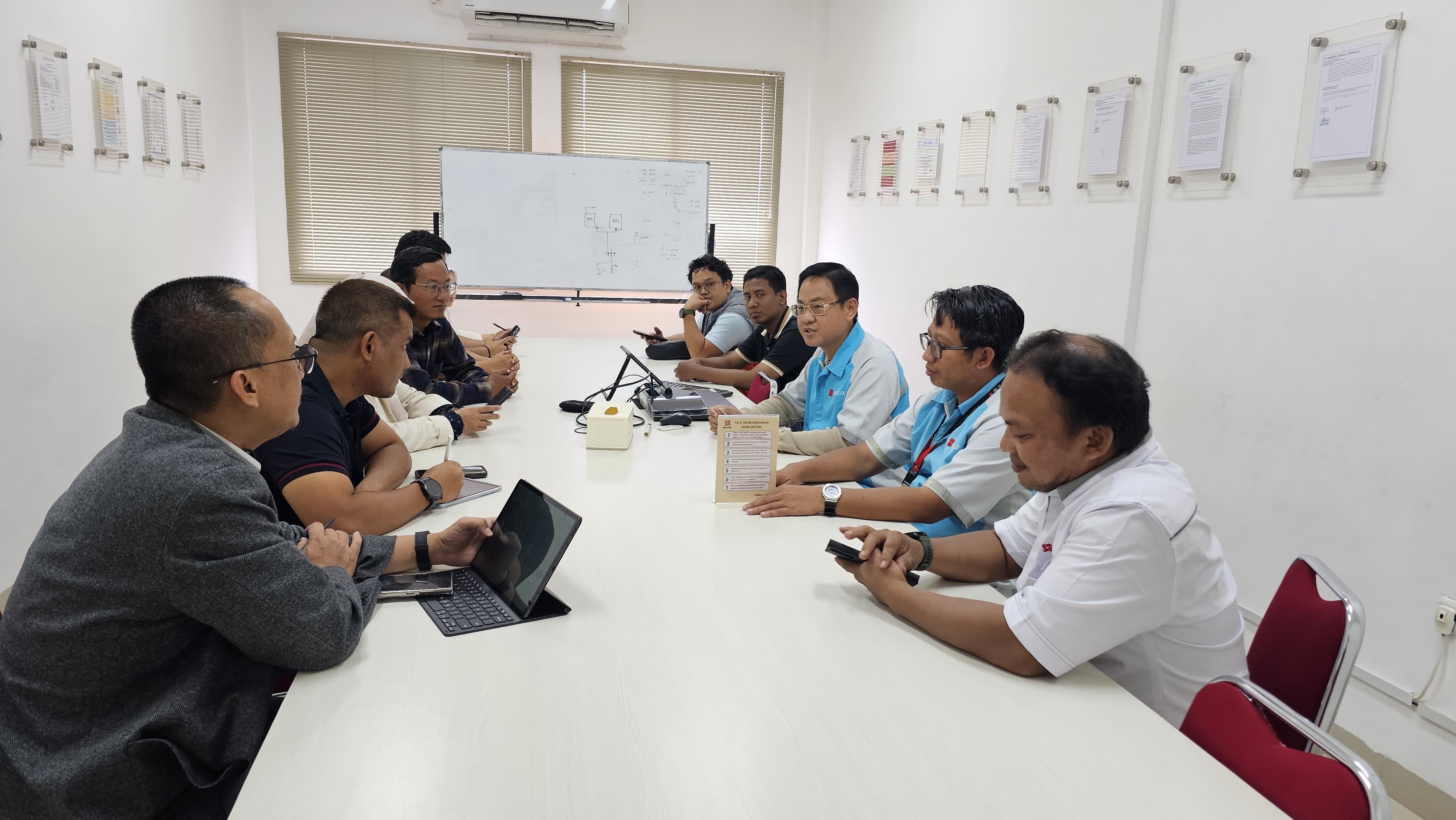 General Manager PT Energi Unggul Perkasa, Agus Tikno Widodo (ketiga dari kanan) mengucapkan terima kasih atas pelayanan yang baik dari PLN (08/01).