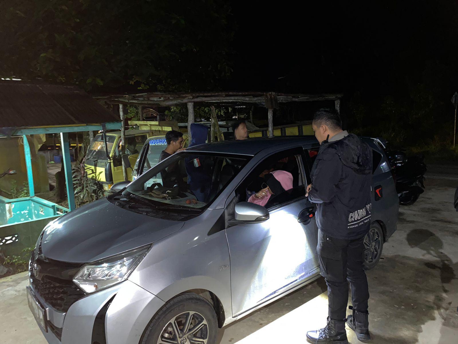 RAZIA: Polsek Sekayam saat melakukan razia dan menemukan terduga TPPO, belum lama ini.