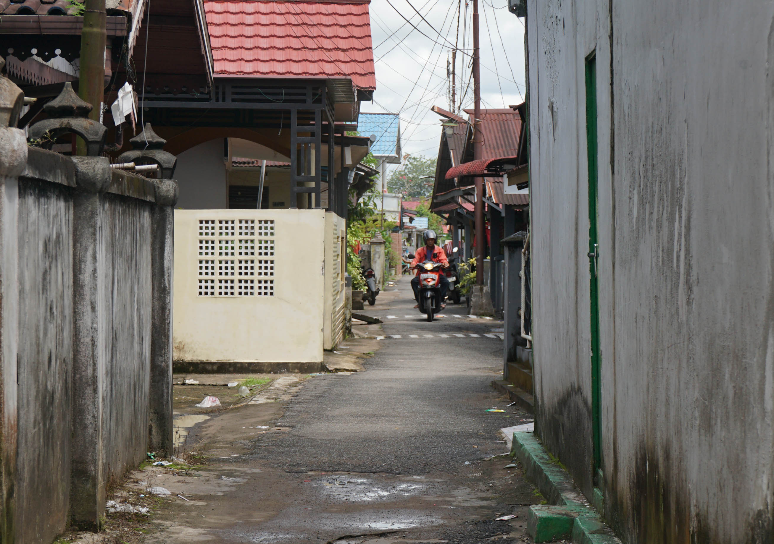 KETERSEDIAAN HYDRANT: Warga melintas di gang sempit yang ada di kawasan Jalan Hasanuddin, Pontianak Barat. Perlu adanya fasilitas hydrant di pemukiman padat dan sempit untuk sumber air.
