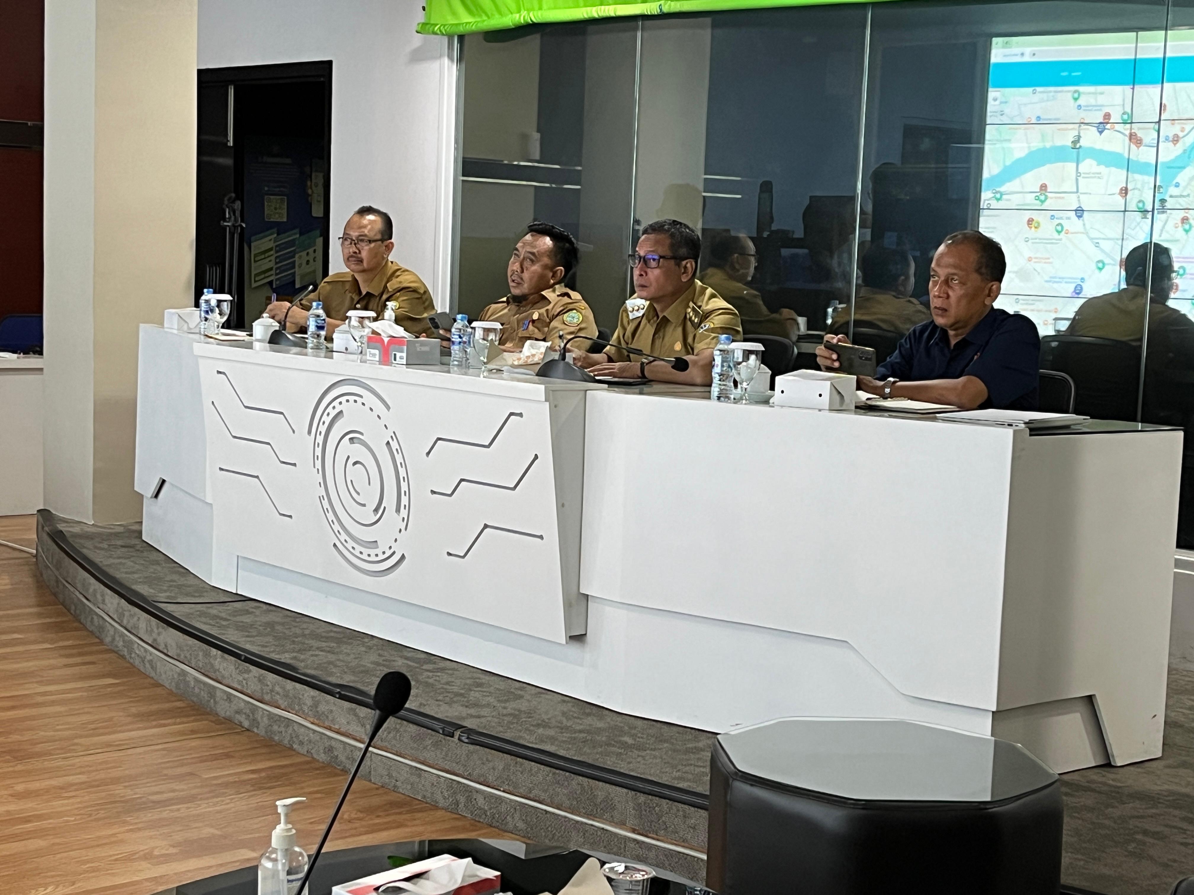 RAKOR: Pj Wali Kota Pontianak Edi Suryanto saat menghadiri rakor pengendalian inflasi dengan Kementerian Dalam Negeri melalui teleconference.