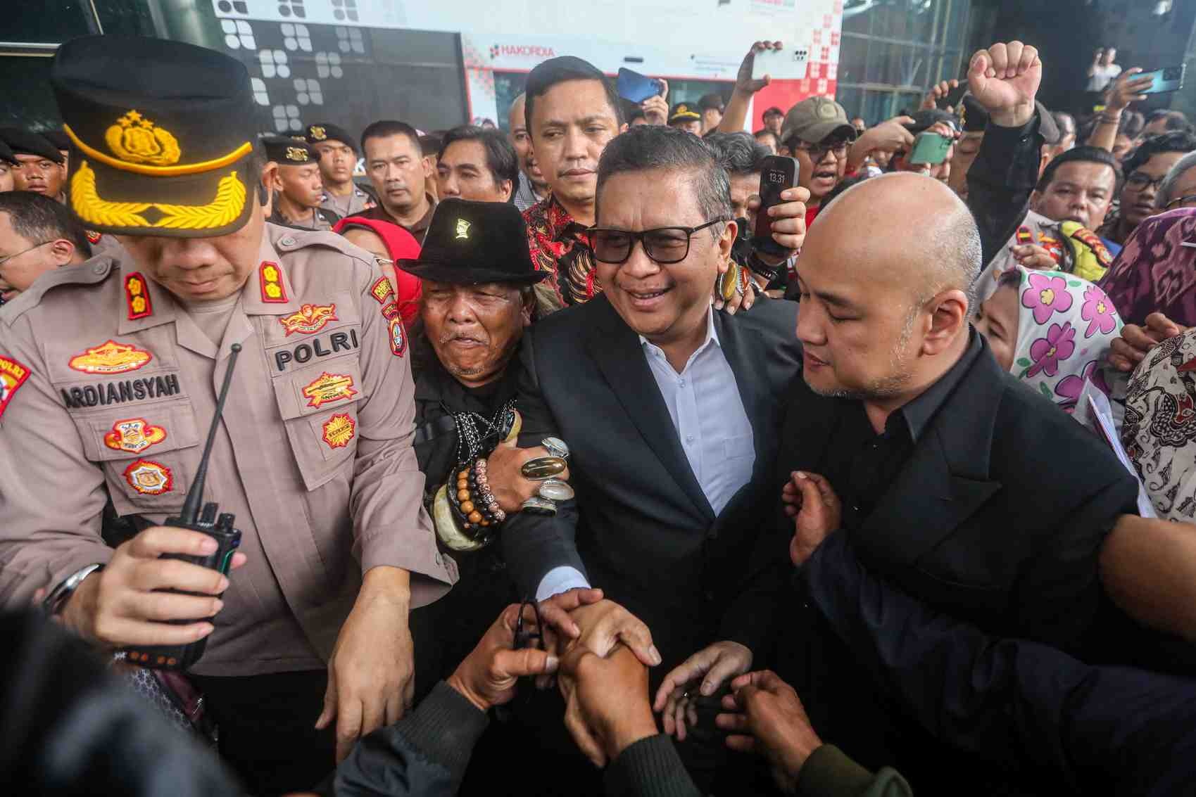 DIPERIKSA KPK: Sekjen DPP PDIP Hasto Kristiyanto, Senin (13/1) berjalan keluar Gedung KPK usai menjalani pemeriksaan sebagai tersangka kasus suap dan perintangan penyidikan.