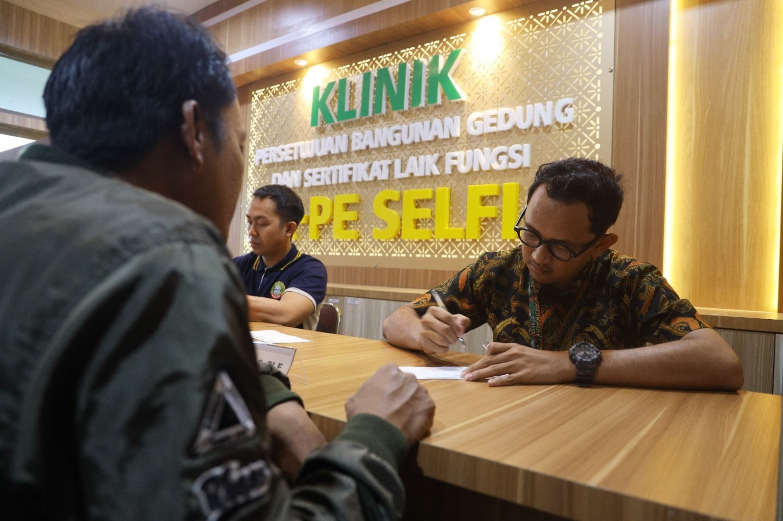 KONSULTASI: Seorang warga tengah berkonsultasi mengurus Persetujuan Bangunan Gedung (PBG) yang mana biayanya akan dihapus, khusus bagi rumah bersubsidi.