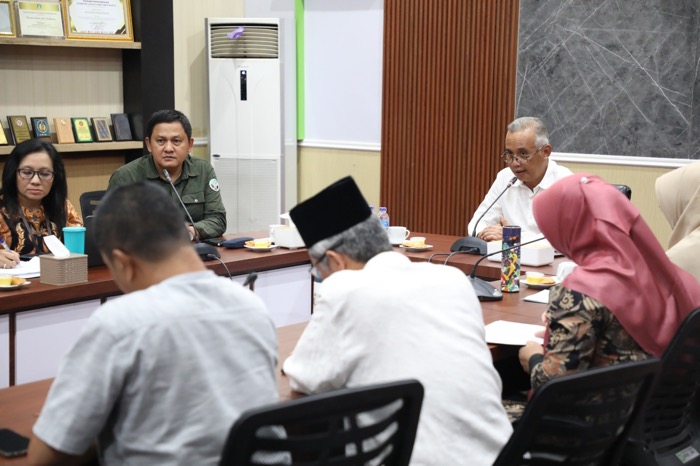 KOORDINASI : Pj Wali Kota Singkawang, Sumastro pada rapat koordinasi bersama BKSDA Kalbar di kota Singkawang.