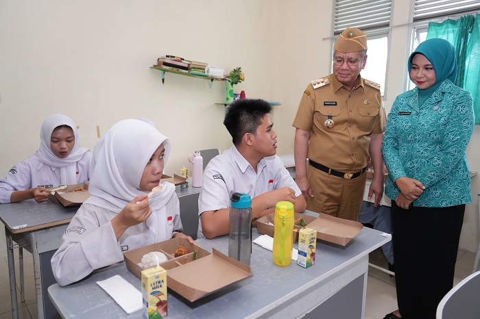 &nbsp;TINJAU&nbsp;: Pj Gubernur Harisson bersama Pj Ketua TP-PKK Kalbar Windy Prihastari saat meninjau uji coba makan bergizi gratis di SMAN 1 Pontianak, beberapa waktu lalu.