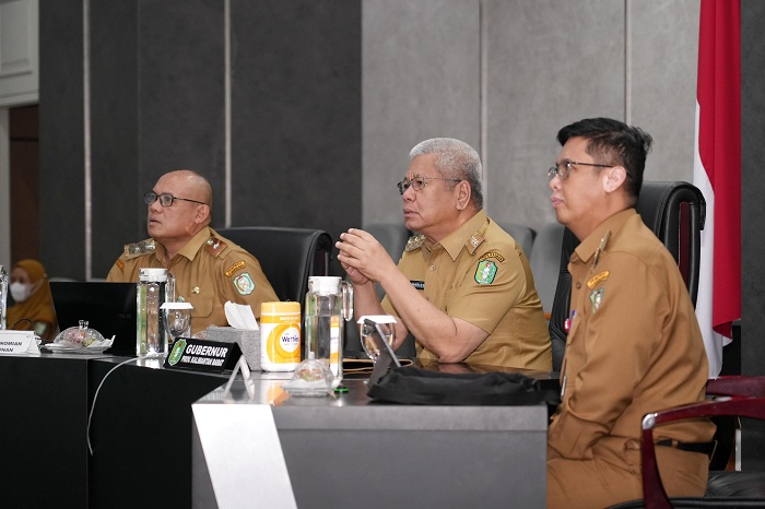 RAKOR: Harisson bersama kepala perangkat daerah terkait mengikuti rakor pengendalian inflasi secara daring dari Ruang Analisis Data, Kantor Gubernur, Senin (13/1).