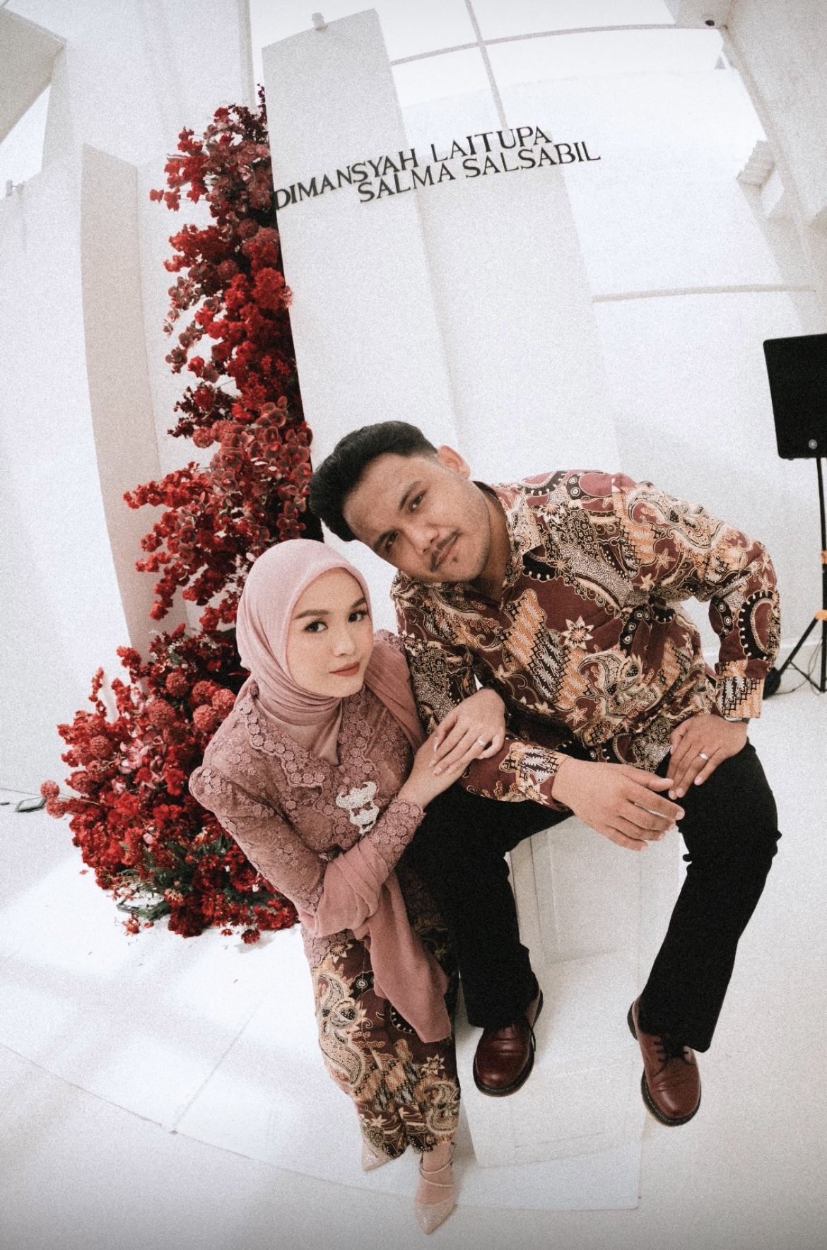 BERTUNANGAN: Penyanyi dan jawara Indonesian Idol XII Salma Salsabil menggelar acara pertunangan dengan kekasihnya, Dimansyah Laitupa, pada Minggu (12/1).