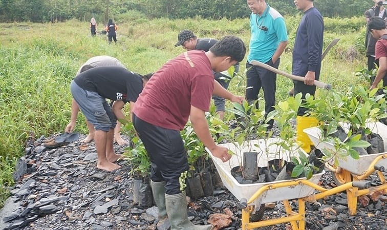PENGHIJAUAN : Seluruh civitas Poltesa terlibat dalam penghijauan untuk mewujudkan green campus.