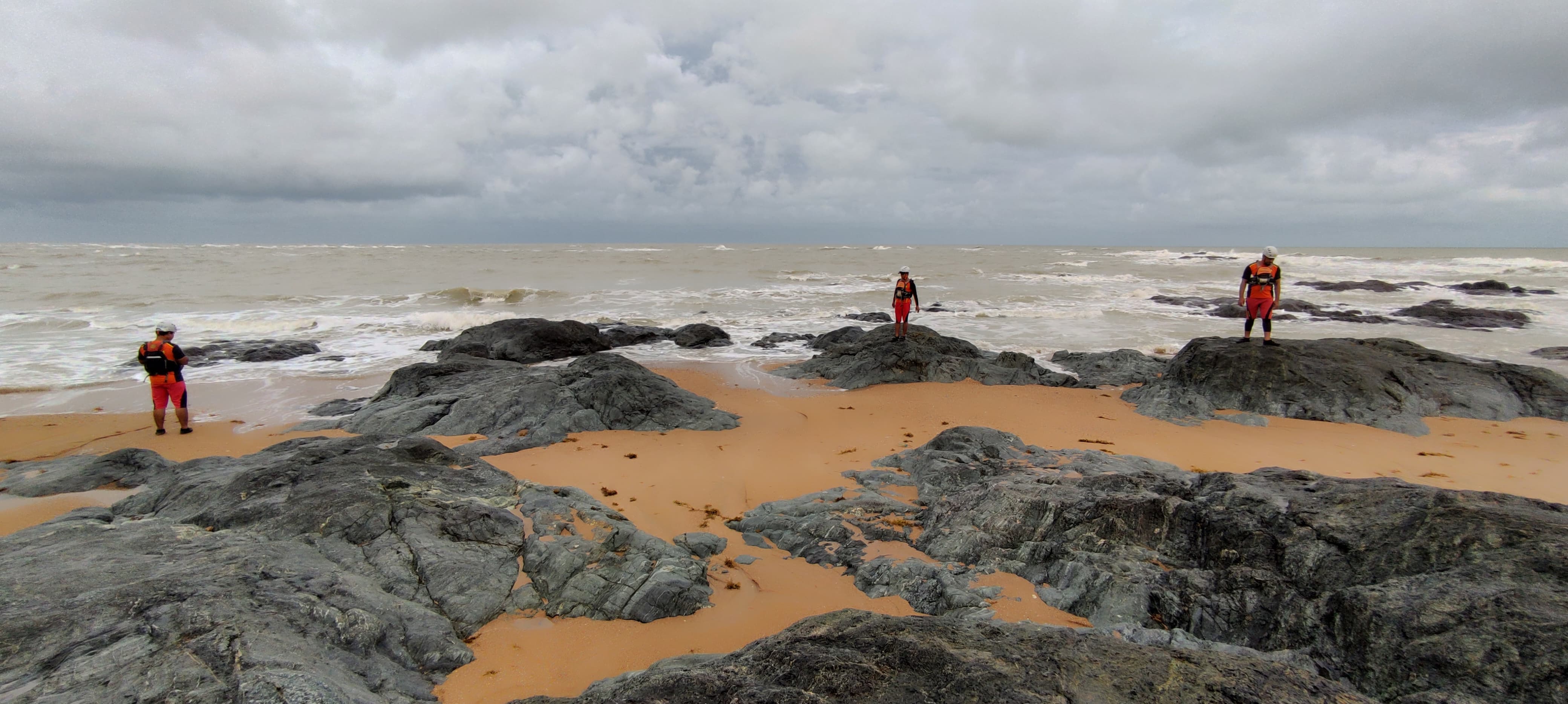 CARI : Petugas SAR gabungan saat menyisir pantai untuk mencari dua ABK yang hilang.