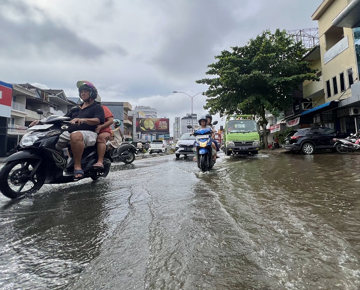 GENANGAN AIR : Beberapa ruas Jalan Gajahmada masih tergenang air saat pagi hari, Selasa (14/1). Hal ini disebabkan air pasang serta jalan ruas jalan yang masih rendah.