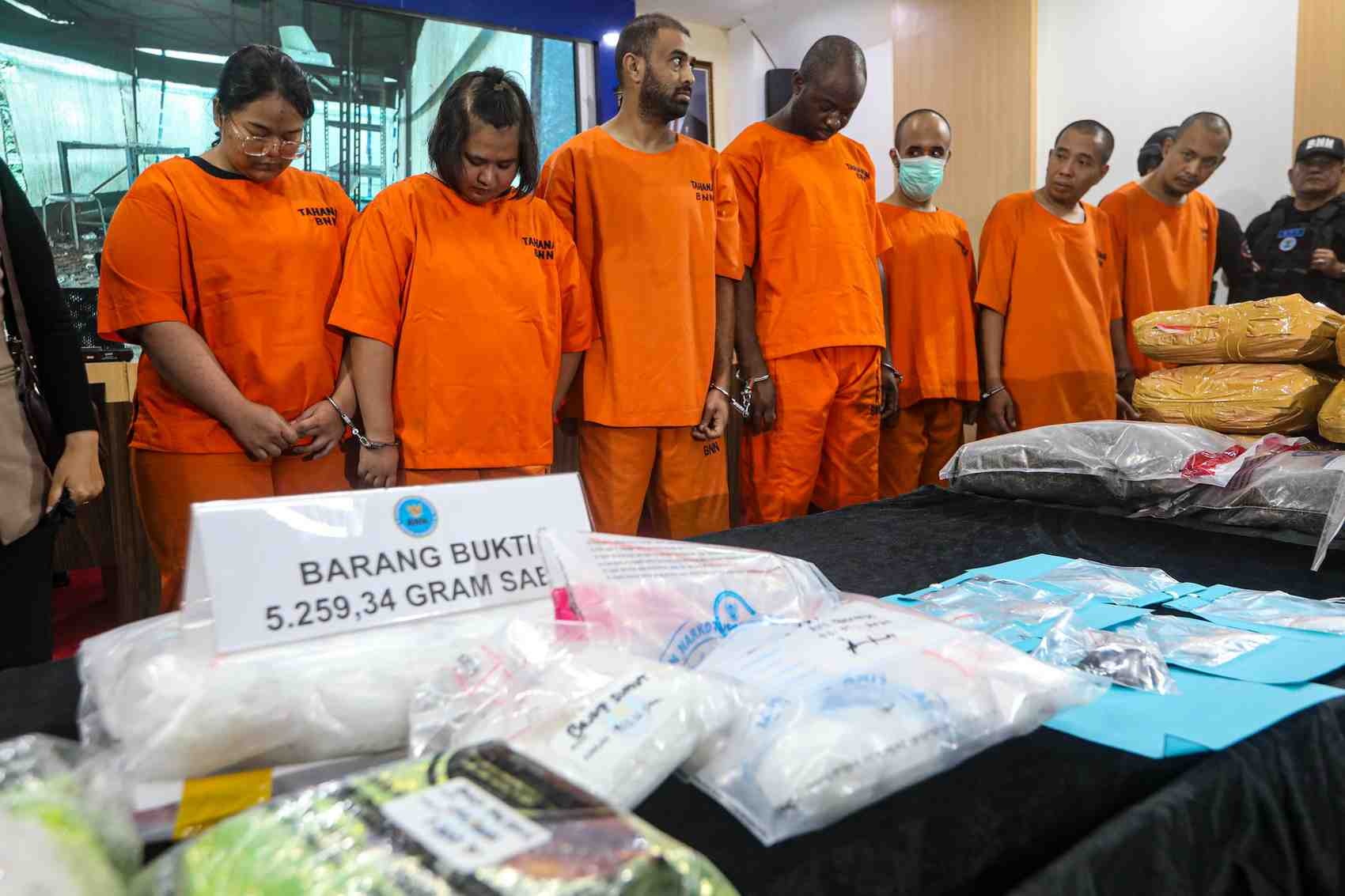 TERSANGKA: Para tersangka penyelundupan narkotika yang ditangkap oleh Tim Gabungan BNN, Bea Cukai, dan Kementerian Imipas dalam Konferensi Pers Pengungkapan Kasus Narkotika di Jakarta.