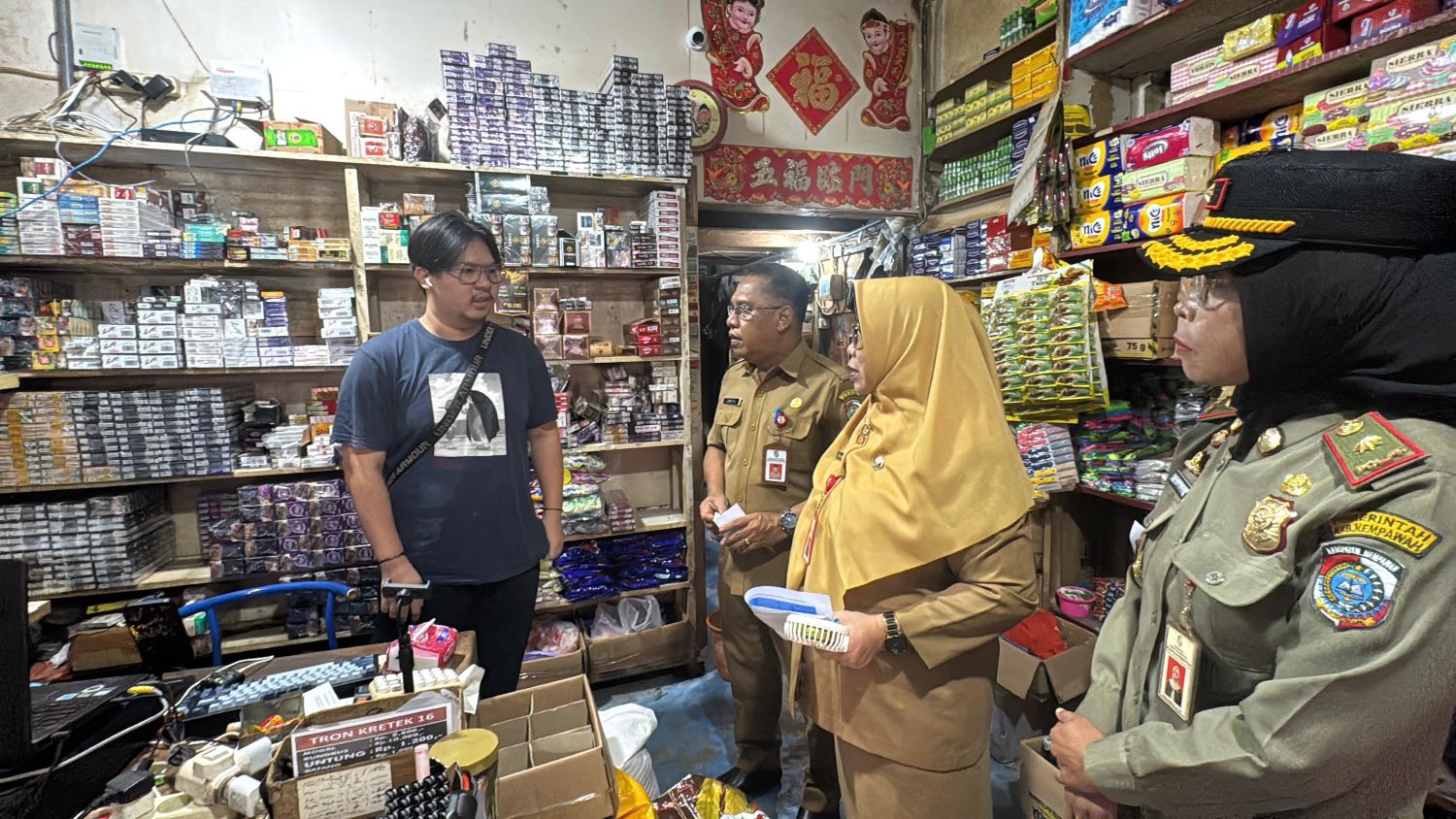 SIDAK : Para pejabat saat melaksanakan inspeksi mendadak (Sidak) di Pasar Sebukit Rama Mempawah.