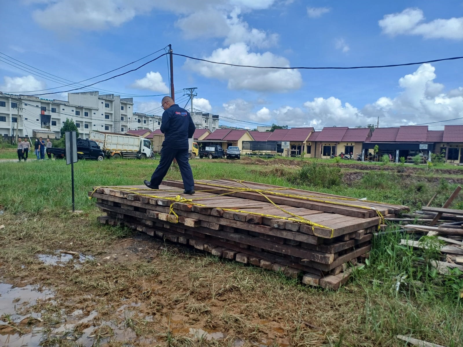 KAYU ILEGAL: Satu unit truk bernomor polisi KB 8875 DB beserta 204 batang kayu belian berbagai ukuran yang dibawa tersangka Junaidi disita Satreskrim Polres Kubu Raya.