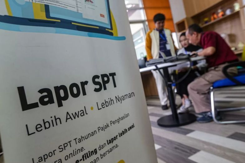 Ilustrasi melaporkan SPT tahunan di kantor pajak.