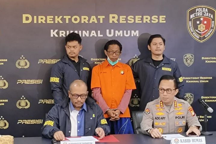Dirreskrimum Polda Metro Jaya Kombes Polisi Wira Satya Triputra saat konferensi pers pengungkapan kasus pembunuhan terhadap aktor laga Sandy Permana di Jakarta, Kamis (16/1/2025).