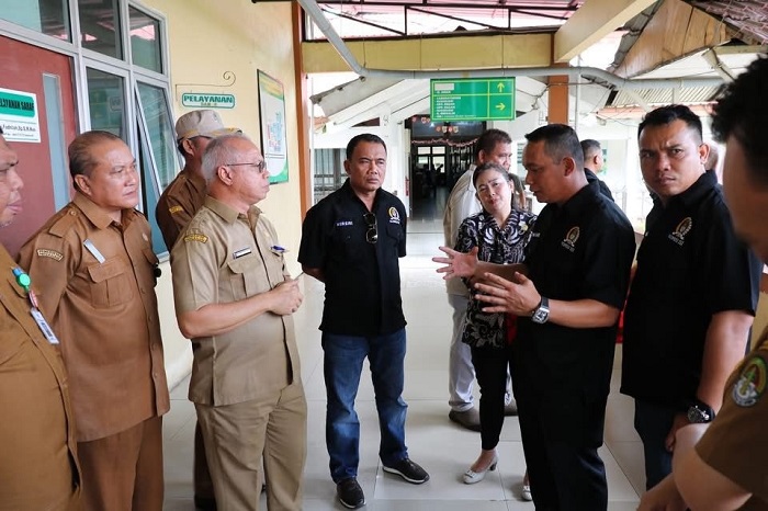 Anggota Komisi III berdiskusi dengan manajemen RSUD dr. Agoesdjam Ketapang, Selasa (14/1).
