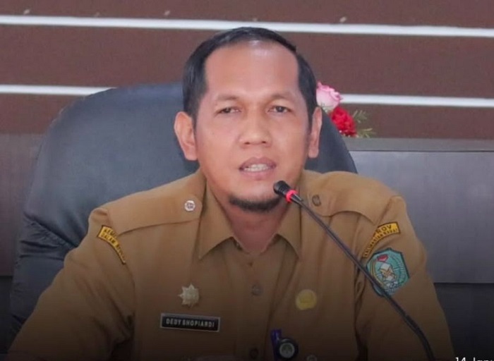 Penjabat Sekda Ketapang, Dedy Shopiardi, memberikan arahan saat memimpin rapat, Selasa (14/1).