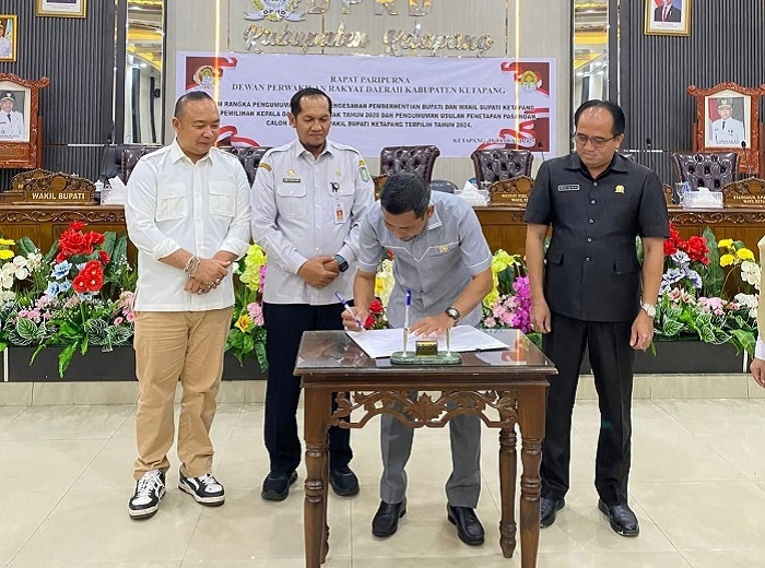 SAHKAN: Penandatanganan berita acara pengesahan pengangkatan pasangan calon Bupati dan Wakil Bupati Ketapang terpilih oleh Ketua DPRD Ketapang, Achmad Sholeh.