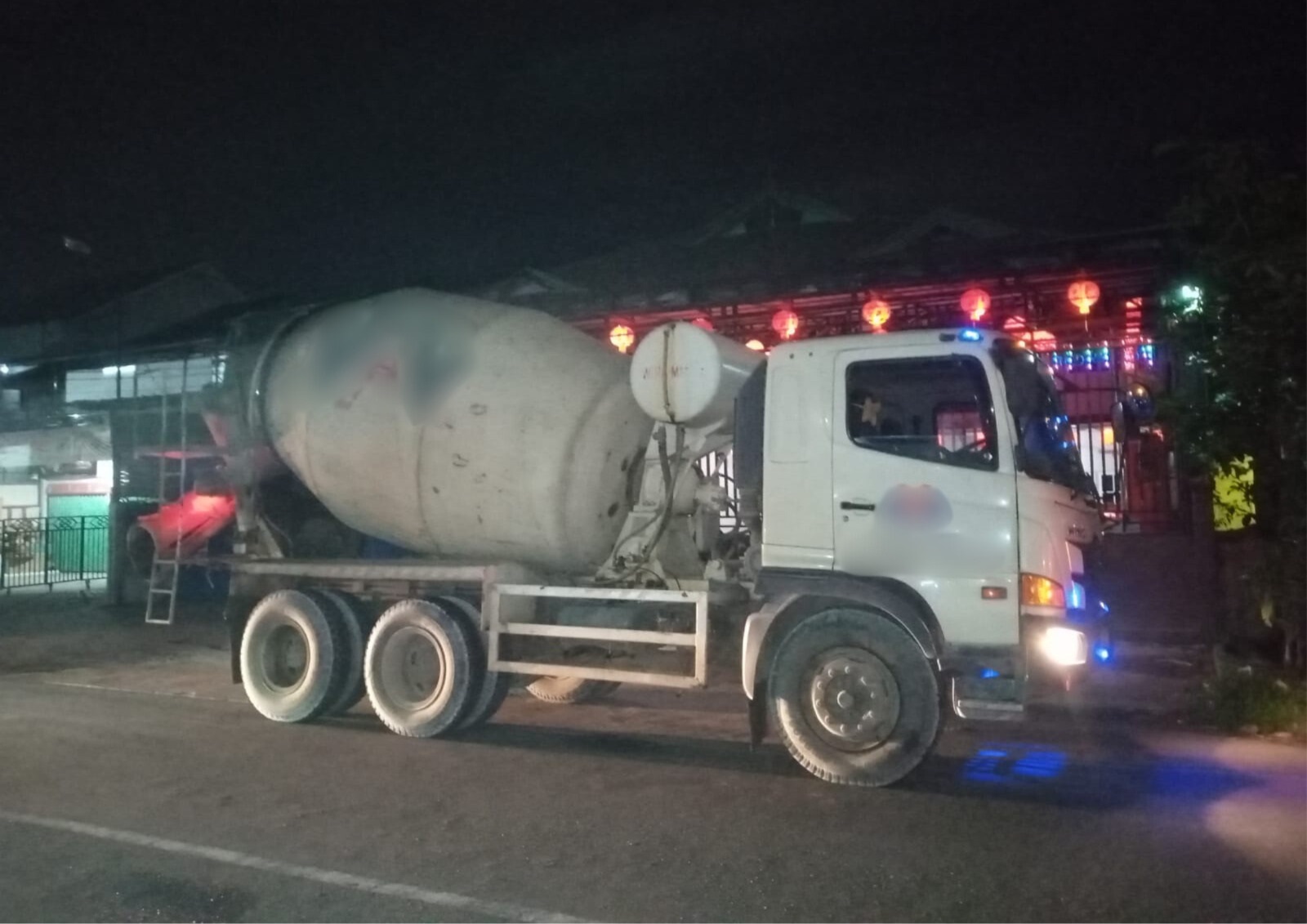 TRUK MOLEN: Mobil truk molen yang menabrak pengendara sepeda motor di Jl Adisucipto, Sungai raya, Kubu Raya, Selasa (14/1).