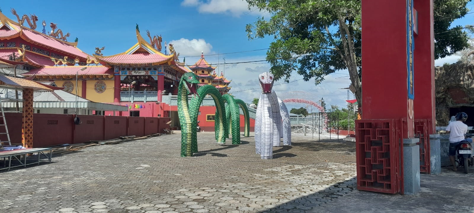 REPLIKA ULAR: Dekorasi berupa separang ular dipasang di halaman Kelenteng Sam Bong Dja, Sambas dalam rangka menyambut Tahun Baru Imlek dan Cap Go Meh 2025.