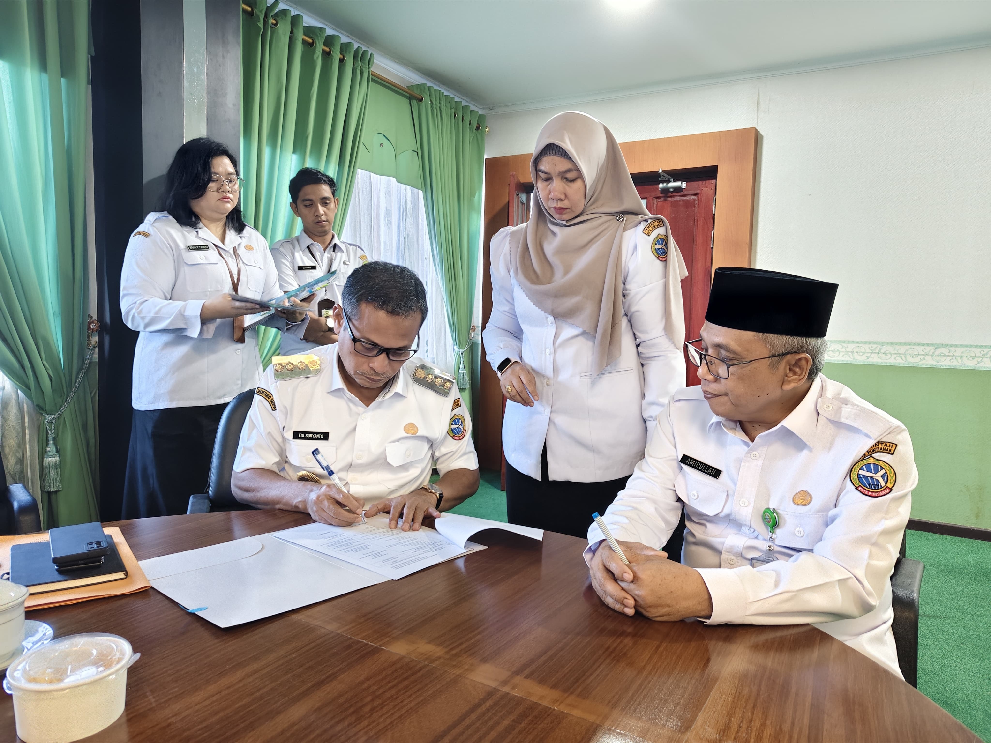 Pj Wali Kota Pontianak Edi Suryanto meneken Penetapan Target Kinerja dua BUMD milik Pemkot Pontianak.