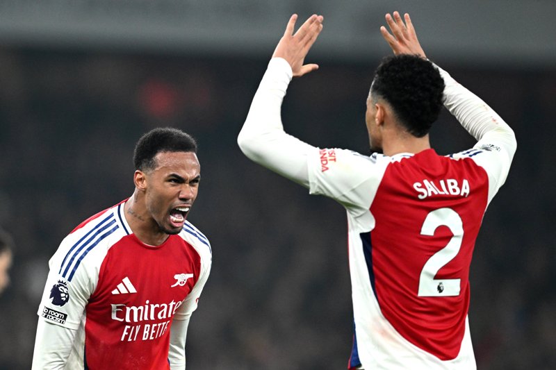 Duo bek Arsenal, Gabriel dan Saliba merayakan kemenangan melawan Tottenham Hotspur dalam laga pekan ke-21 di Stadion Emirates, London, Kamis dini hari WIB.