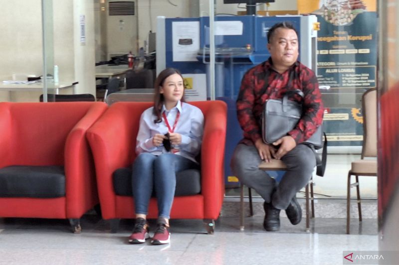 Anggota DPR RI Maria Lestari (kiri) memenuhi panggilan penyidik KPK untuk diperiksa sebagai sebagai saksi penyidikan kasus dugaan korupsi dengan tersangka Hasto Kristiyanto, Jumat (17/1).