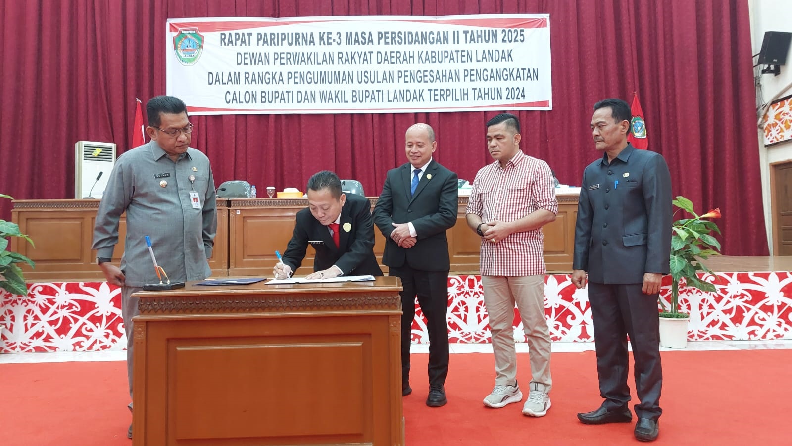 RAPAT PARIPURNA: DPRD Kabupaten Landak saat menggelar rapat paripurna agenda pengumuman usulan pengesahaan pengangkatan calon Bupati dan Wakil Bupati Landak terpilih Tahun 2024.