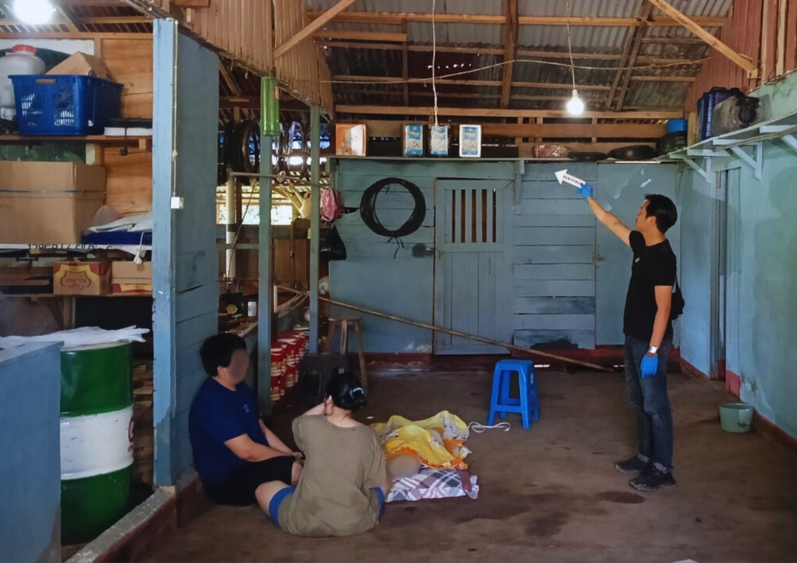 SELIDIKI: Anggota Polres Kubu Raya saat melakukan penyelidikan kasus bunuh diri di Desa Pancaroba, Kecamatan Sungai Ambawang Rabu (15/1).